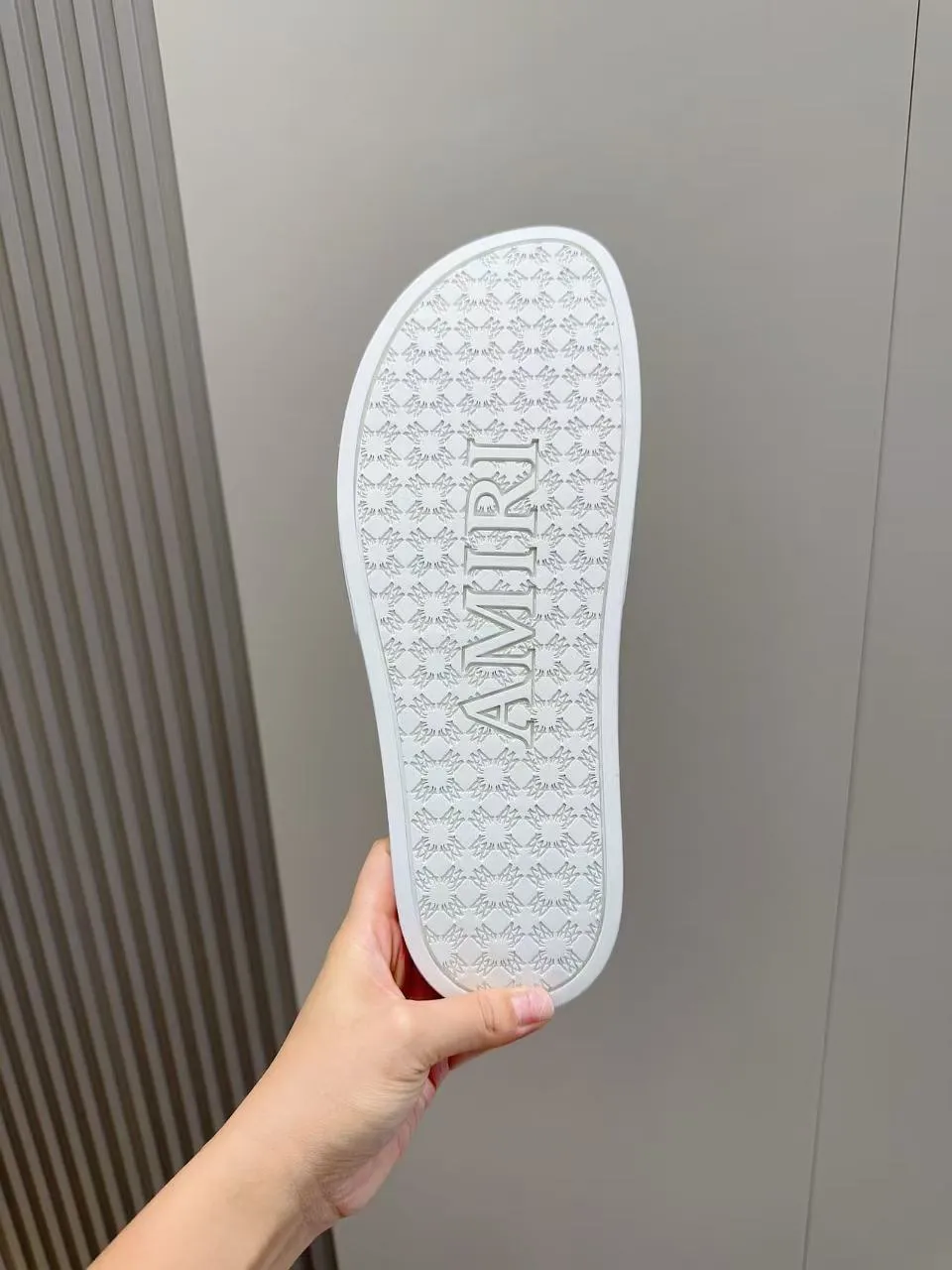 [AMIRI* Emil] P: 300💰 Size: 39-45 Official website new original 1:1 AMIRI* Emil classic men's slippers, high-end boutique, original material, TPU upper, foam bottom, fine workmanship, casual, loose and comfortable, a must-have in summer.